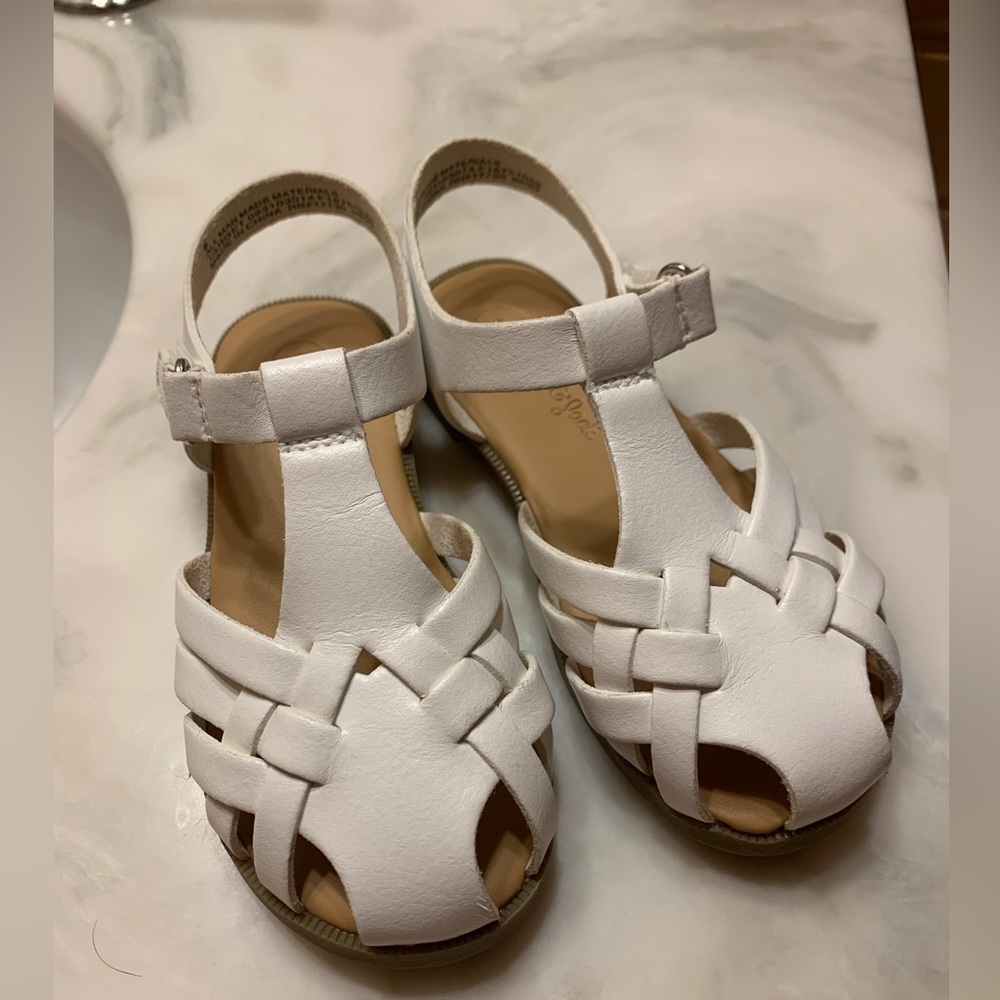 Adorable white toddler sandals -8T -Like New